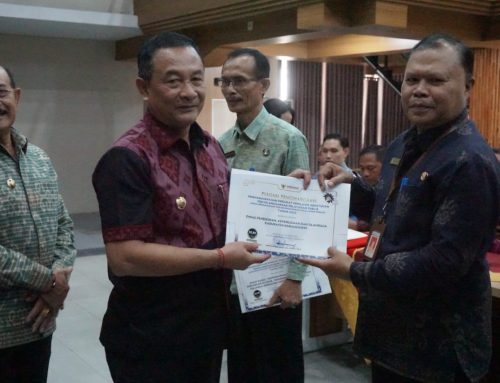 Kadisdikpora Karangasem menerima penghargaan dari Ombudsman RI